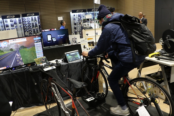 サイクルオプスのローラー台を体験中