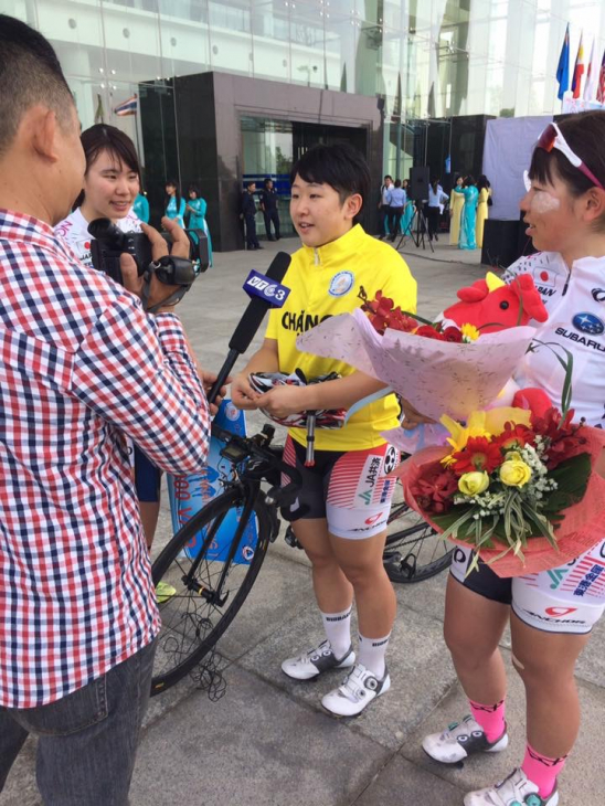 地元メディアのインタビューに応える梶原悠未(筑波大学)