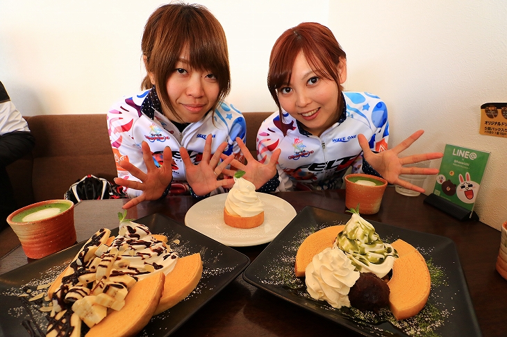 スイーツにテンション上がる女子二人