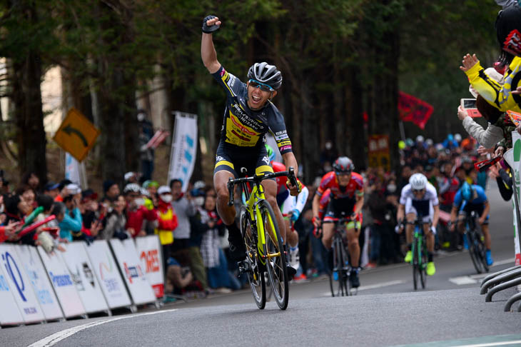 宇都宮ロードレースで勝利を確信してガッツポーズをする吉岡直哉(那須ブラーゼン)