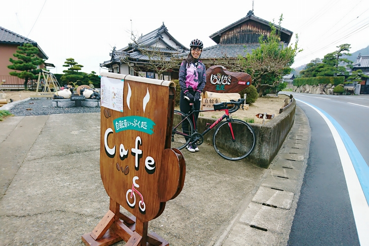 滋賀焼きのたぬきの置物が迎えてくれます(左後ろ)そしてもちろんサイクルラック