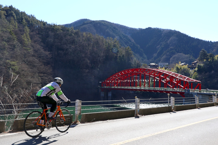 左手に赤のコントラストが印象的で美しい”峰谷(みねだに)橋”が見えてきました。