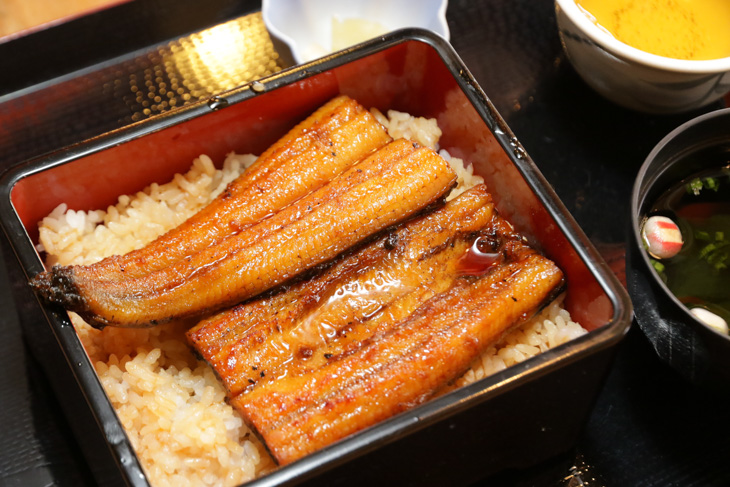 四万十川の鰻。歯ごたえがあってワイルドな味!