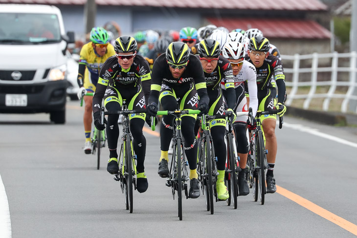 40km地点、メイン集団はリーダージャージのサルバドール・グアルディオラ(チーム右京)自ら先頭を引く