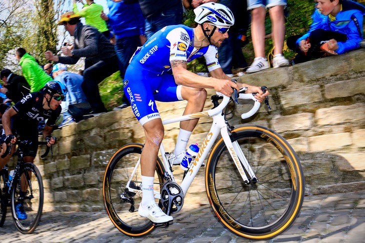 特別カラーのS-Works Roubaix、CLX50、S-WORKS 6 ROAD SHOEを駆りロンド・ファン・フラーンデレンを走るトム・ボーネン(ベルギー、クイックステップフロアーズ)