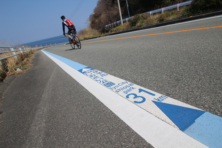 せとかぜ海道(夕焼けこやけライン)に記されたブルーラインとピクト