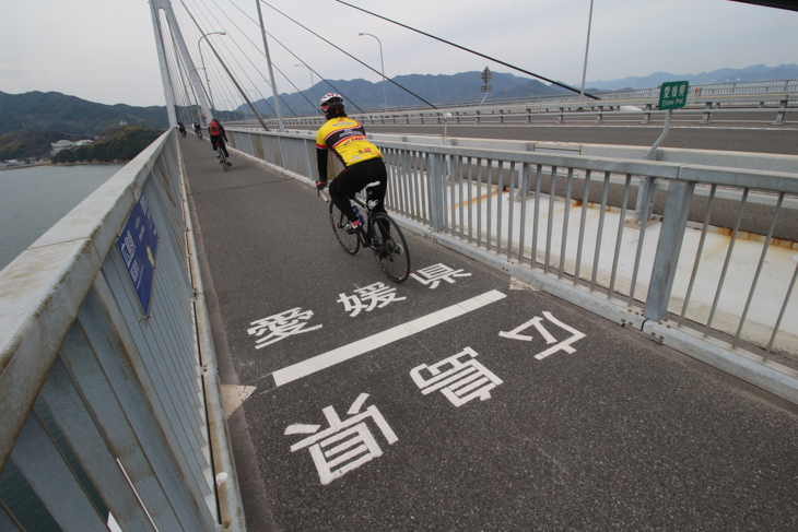 多々羅大橋の上の自転車道に広島/愛媛県境が引かれている