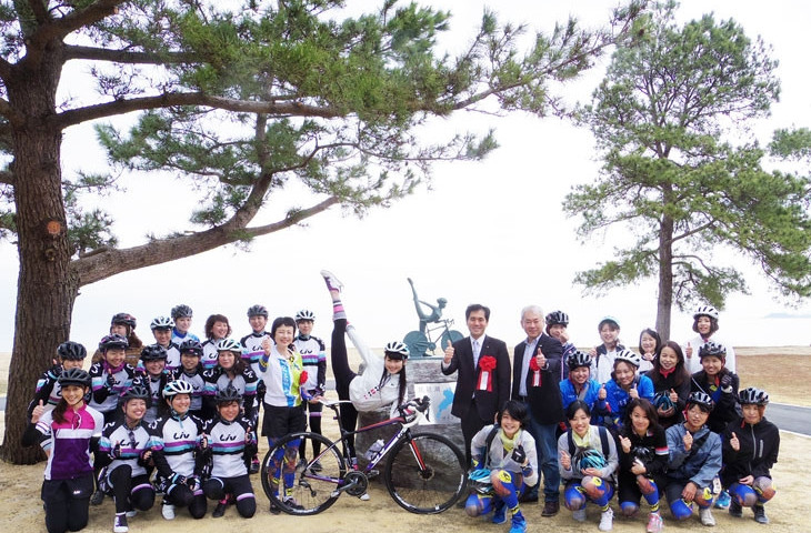 聖地碑完成を祝し、女性サイクリストが集まった!