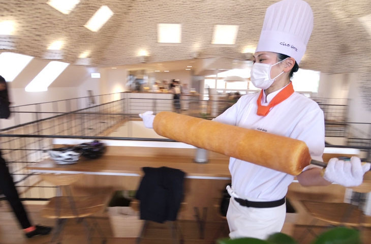 「バームクーヘンが通ります」の声にスペースを空けると、まさに焼きたてホカホカのバームクーヘンがやってきた!