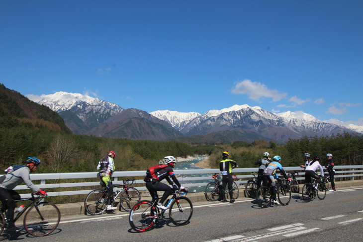 蒼い空に山岳、そして美しい川の流れを堪能する