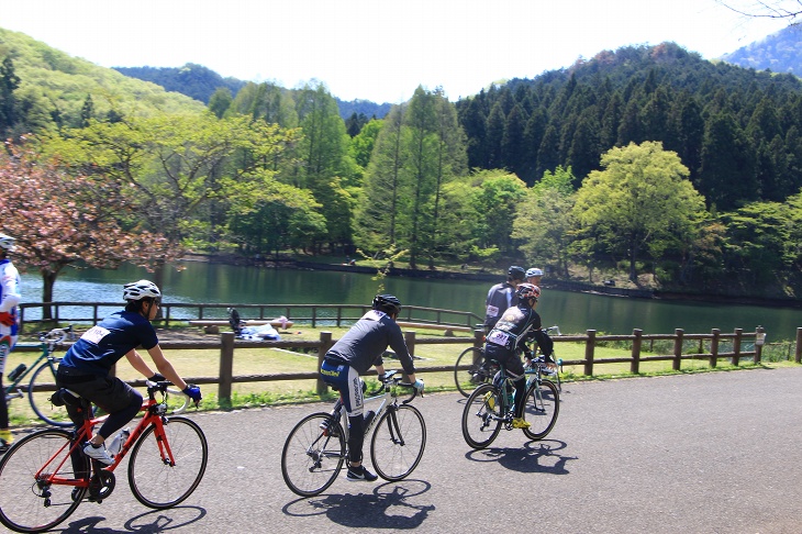 赤川ダム沿いの道は穏やかな情景とは裏腹にハイスピードでレースが展開される区間