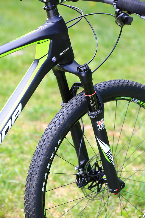 最大100mmのトラベル量を持つ軽量サスペンションフォーク「ロックショックス SID Worldcup」を装備