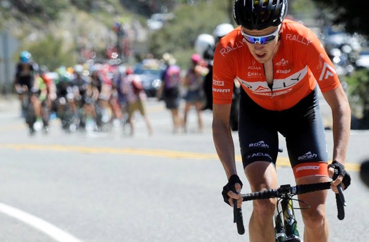 1級山岳グレンドラで抜け出すロブ・ブリットン(カナダ、ラリーサイクリング)