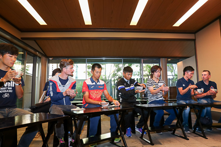 お茶会に呼ばれた選手たち。右端のイヴァン・サンタロミータ(NIPPOヴィーニファンティーニ)は日本語で「めっちゃうまい!」