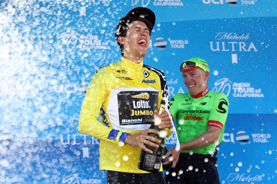 歓喜の表情でシャンパンを開けるジョージ・ベネット(ニュージーランド、ロットNLユンボ)
