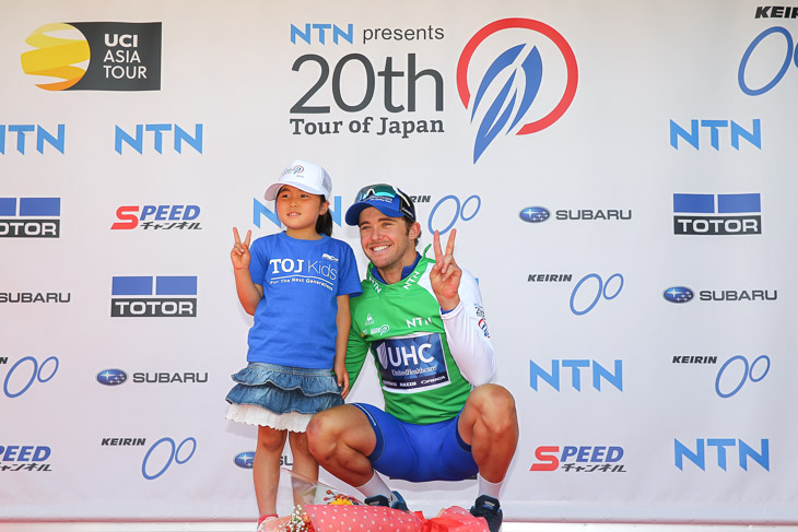TOJキッズと記念撮影の第1ステージ勝者、ダニエル・サマーヒル(ユナイテッドヘルスケア)