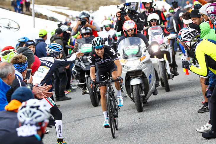 1級山岳ウンブライルパスを先頭で登るミケル・ランダ(スペイン、チームスカイ)