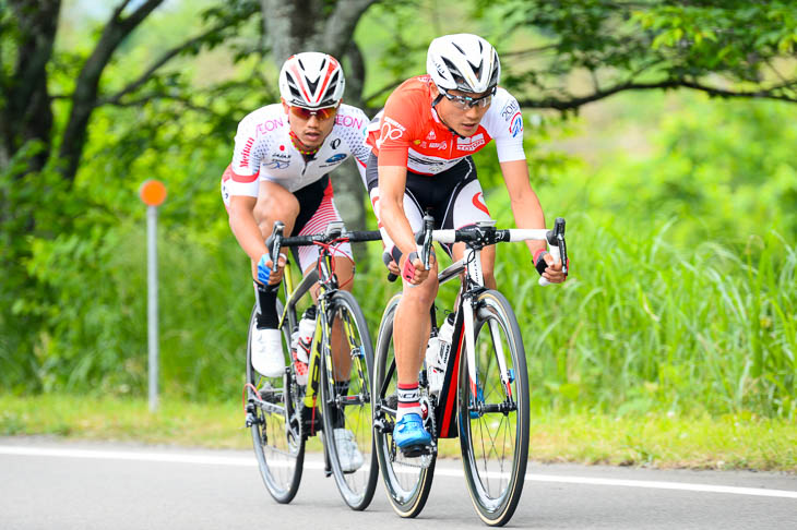 リアルスタート直後に飛び出した初山翔(ブリヂストンアンカー)と孫崎大樹(日本ナショナルチーム)
