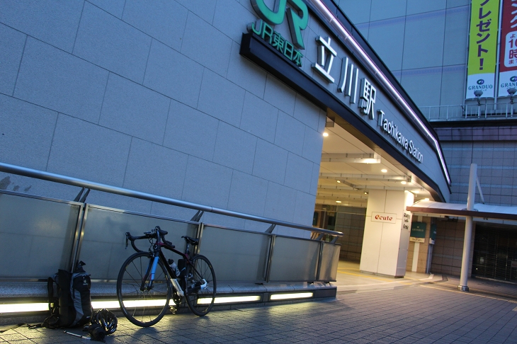 早朝の立川駅で輪行開始(私の最寄り駅はもっと東の方です)