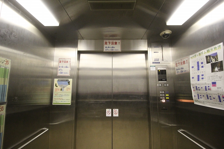 高低差100m以上を1分でこなすエレベーター 自転車の持ち込みも可能だという