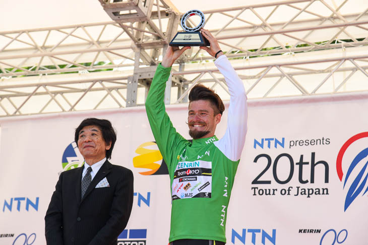 個人総合優勝のオスカル・プジョル(チーム右京)には、NTNからベアリングの優勝トロフィーが贈られた