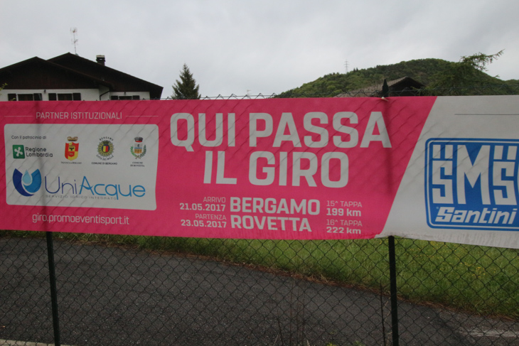 「Qui Passa IL GIRO(ジロがここを通る)」という横断幕があちこちに