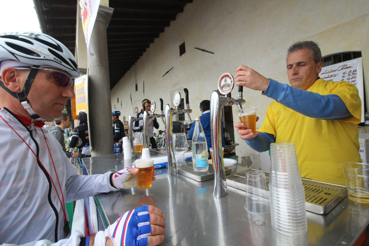 生ビールもサーブしてくれるのは嬉しい(ただし有料です)