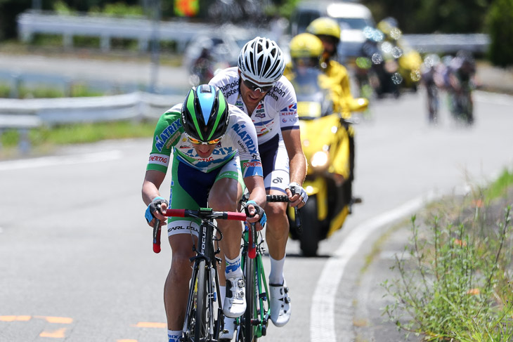 先頭のラスト6km、ホセ・ビセンテ・トリビオ(マトリックスパワータグ)とトマ・ルバ(キナンサイクリングチーム)に後続は15秒差にまで迫るが牽制してしまう