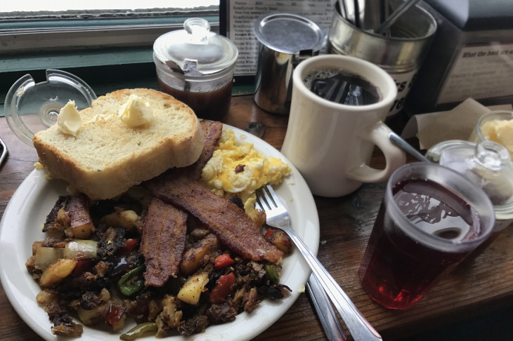 アラスカの定番朝食。ボリュームがすごい。