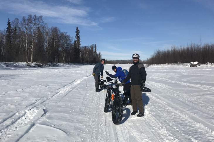 凍結したスシトナ川でサイクリング!楽しい!