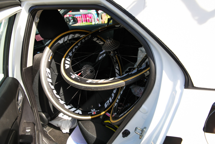 トラブル時に素早く駆けつけられるように車内にホイールが詰め込まれる