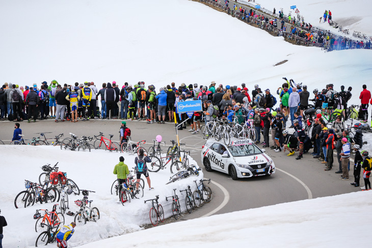 残雪のステルヴィオ峠を駆け上るヴィットリアのサポートカー
