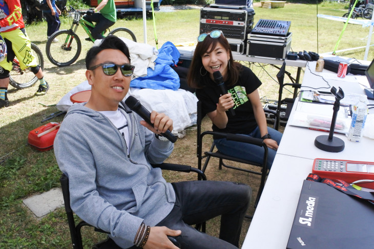 今回、怪我で出走できなかった井手川直樹選手（AKI FACTORY/STRIDER）はMCアケと共に解説者として活躍してくれた