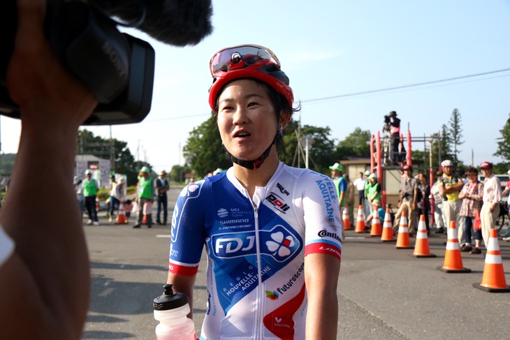 レース直後のインタビューに応じる與那嶺恵理(エフデジヌーヴェル・アキテーヌフチュロスコープ)