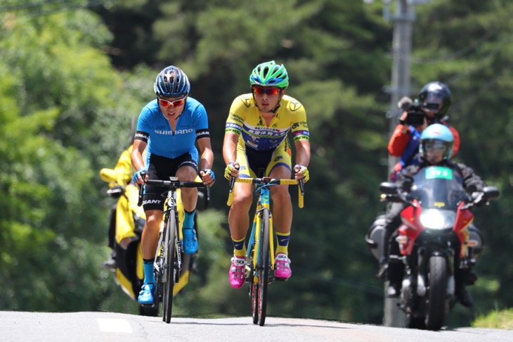先頭3名を追いかけた山本大喜(鹿屋体育大学)と横山航太(シマノレーシング)