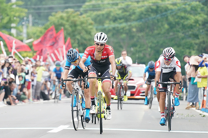 2位争いはスプリントで別府史之(トレック・セガフレード)、3位に木村圭佑(シマノレーシング)