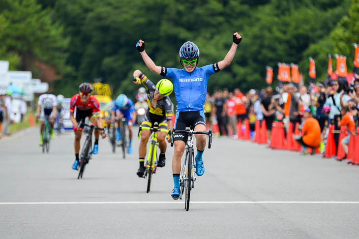 入部正太朗(シマノレーシング)が優勝 後ろで吉岡直哉(那須ブラーゼン)がハンドルを叩いて悔しがる