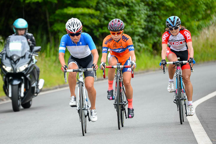 唐見を追う中原恭恵(JBCF J-FEMININ)、合田祐美子(BH BIORACER)、野口佳子(FORCE)