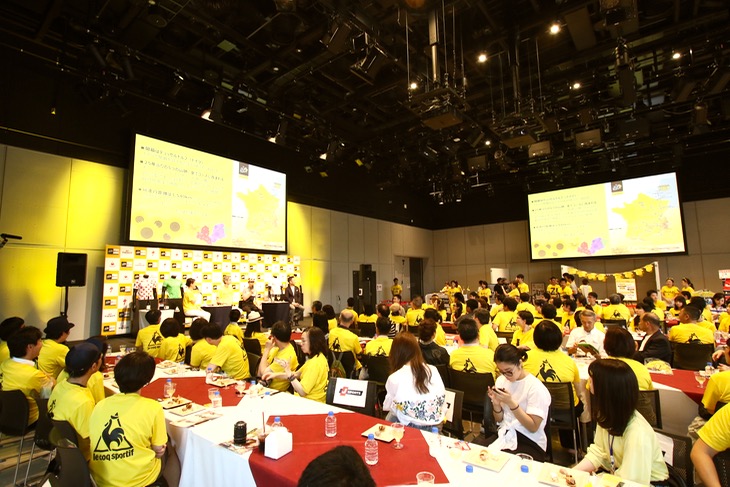 マイヨジョーヌ一色に染まった二子玉川ライズ内の会場(写真は去年の様子。今年は内容が異なる)