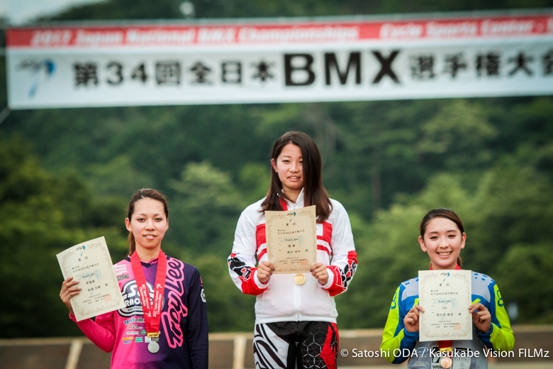 エリート女子表彰式。優勝:瀬古遥加(三重県/IRC TIRE)、2位:飯端美樹(大阪府/SE Racing)、3位:朝比奈綾香(大阪府)