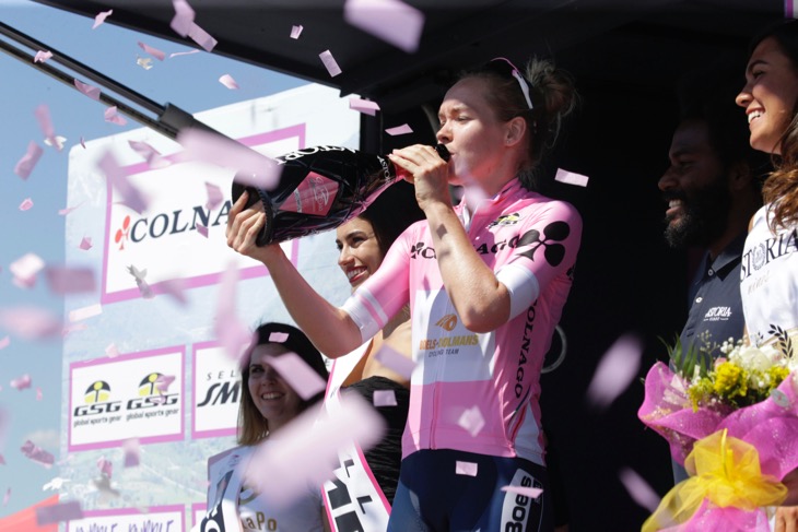 横風分断を成功させたアンナ・ヴァンデルブレゲン(オランダ、ブールス・ドルマンス・プロサイクリング)がマリアローザをキープ