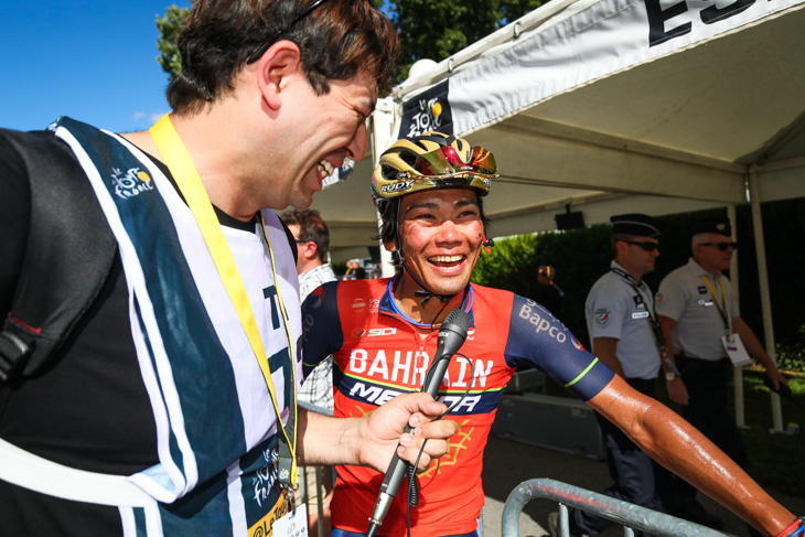 フィニッシュ後のサッシャさんのインタビューで目の前で発生した落車について語る新城幸也(バーレーン・メリダ)