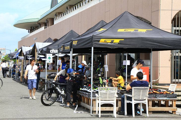 タープが立てられ、レースイベントのブース出展のような雰囲気の展示会