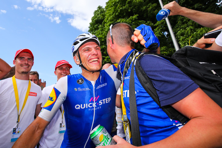 勝利の一報が入り、スタッフと抱き合うマルセル・キッテル(ドイツ、クイックステップフロアーズ)