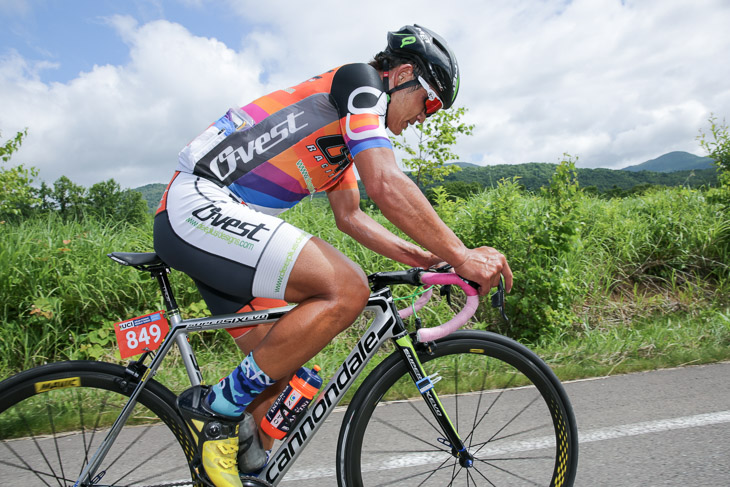 70kmクラス 43km地点、3分差をつけ独走を続ける西谷雅史(サイクルポイントオーベスト)
