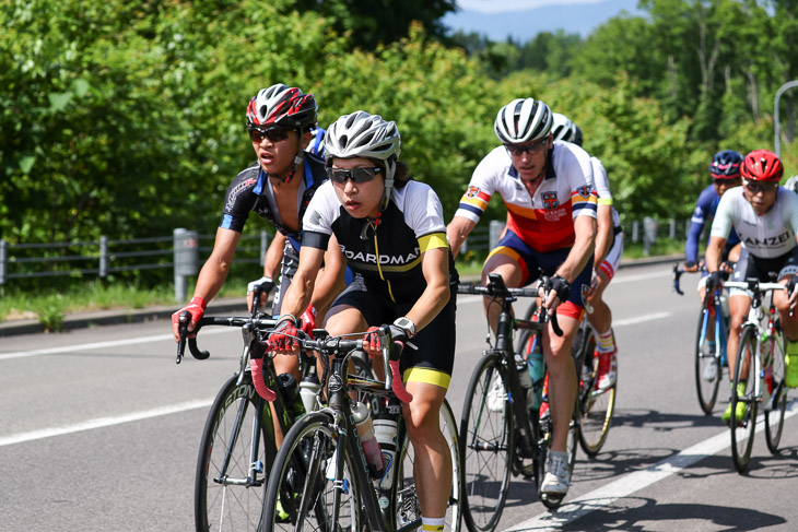 70kmクラス 44km地点、男子2位集団で走る70km女子総合優勝の藤村祥子(Brassica)