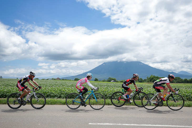 70kmクラス 57km地点、ジャガイモ畑が広がるコース沿い。今年のニセコクラシックは好天に恵まれた