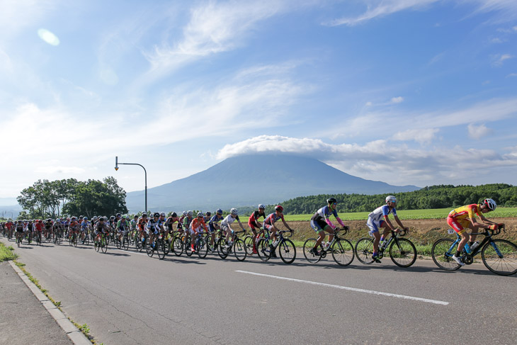 140kmクラス 7km地点、朝7時の羊蹄山は穏やか。これから暑さとの戦いが始まる