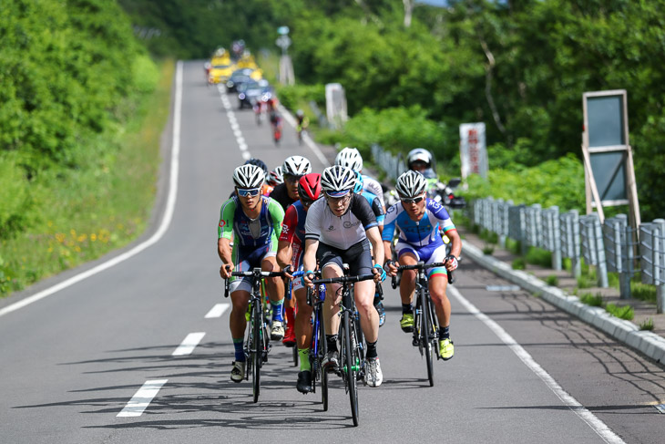 140kmクラス 45km地点、ニセコパノラマラインは森本誠(GOKISO)がハイペースで引き続ける