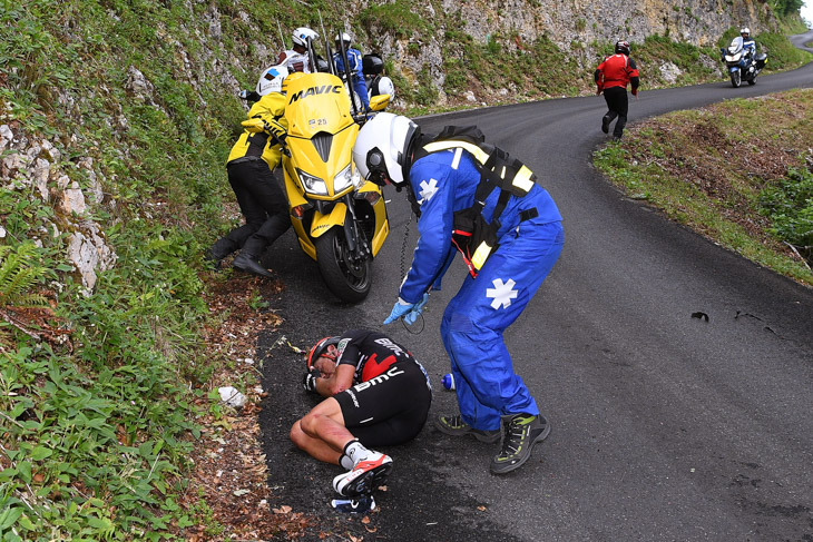 超級山岳モン=デュ=シャの下りで落車したリッチー・ポート(オーストラリア、BMCレーシング)